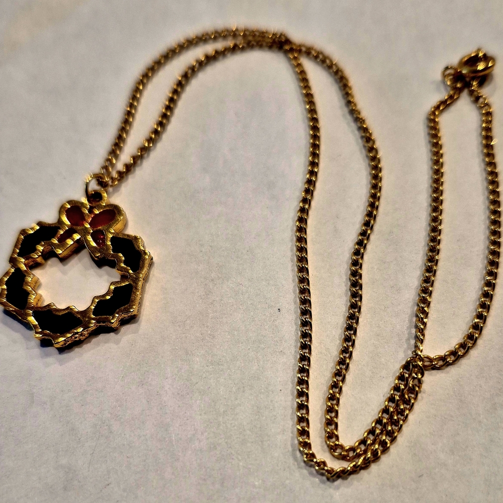 Chic Gold Wreath Pendant Necklace